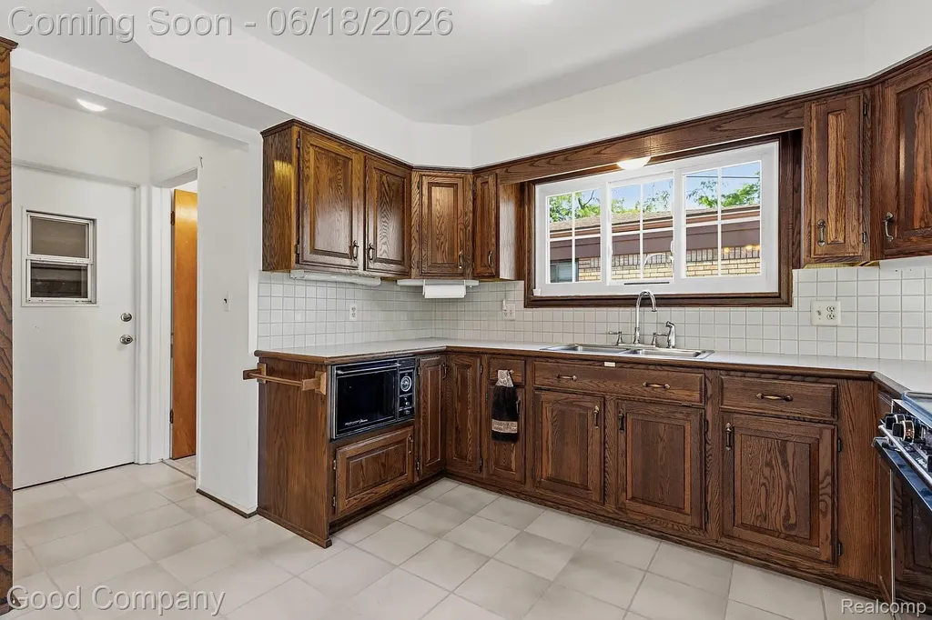 32848 Rugby Drive Warren City MI 48088