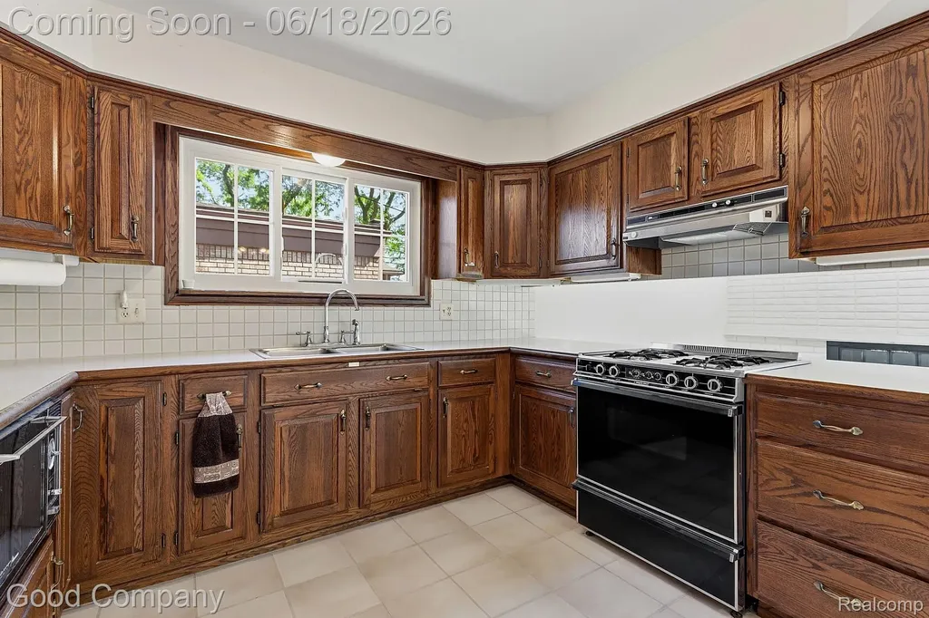 32848 Rugby Drive Warren City MI 48088