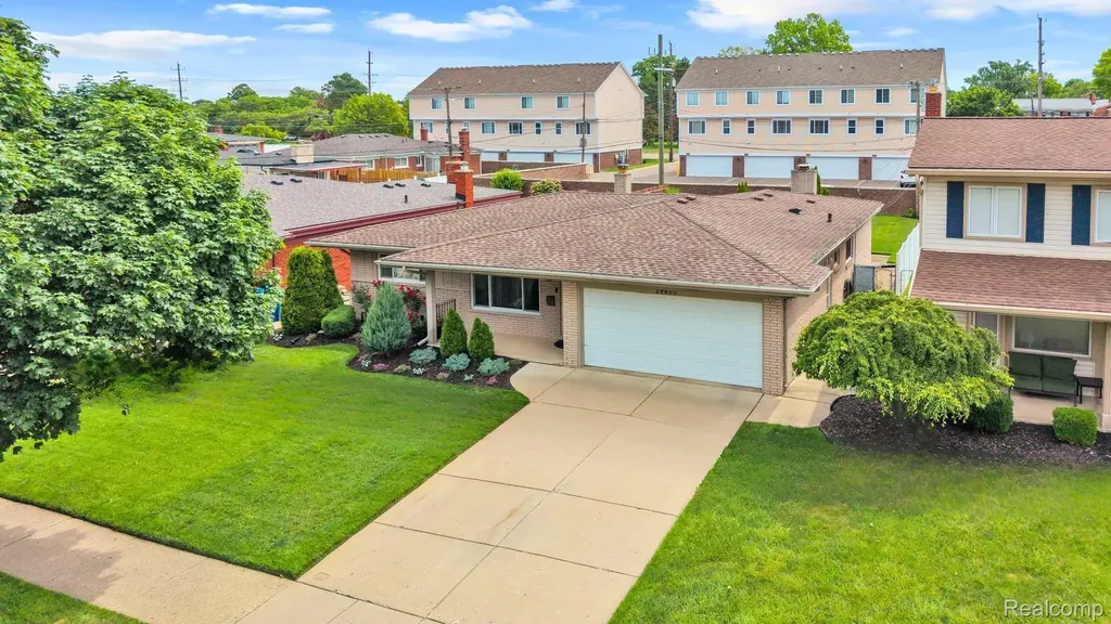 29450 Desmond Drive Warren City MI 48093