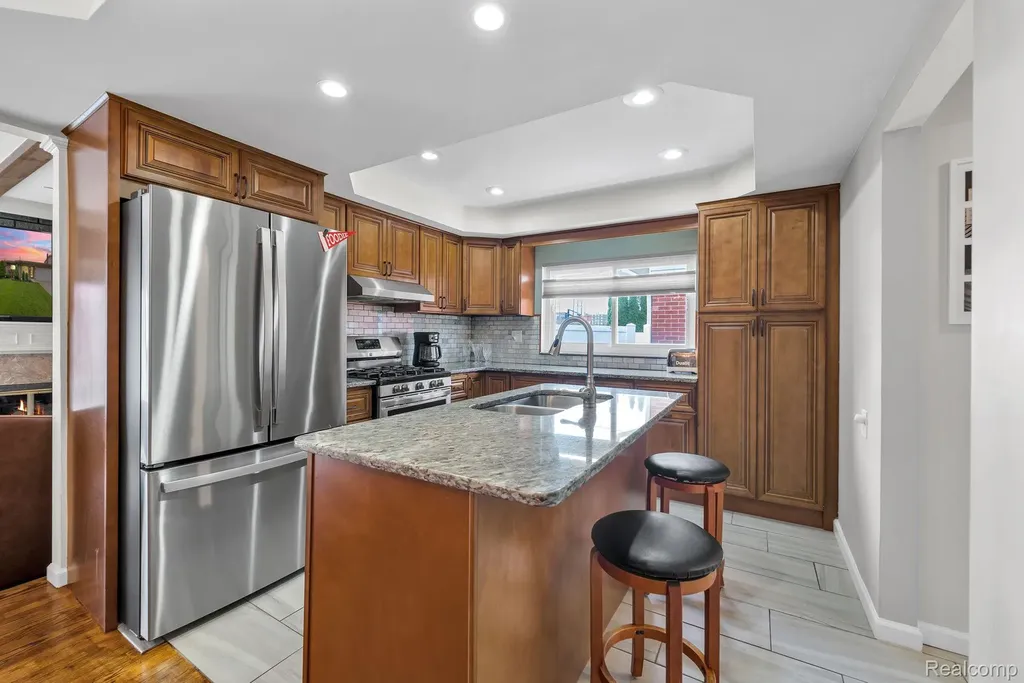 29450 Desmond Drive Warren City MI 48093