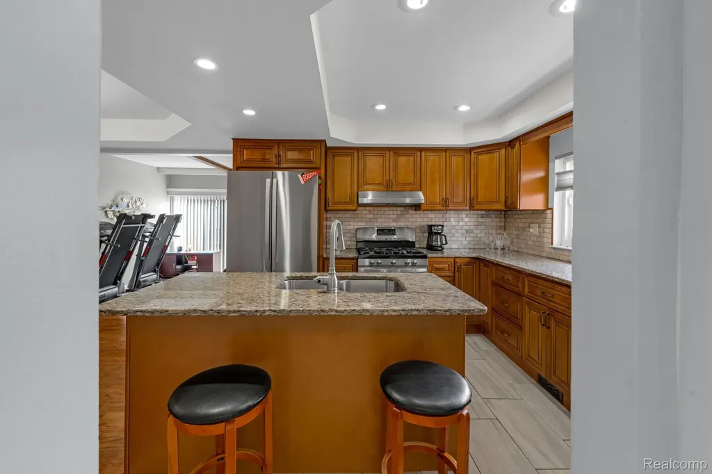 29450 Desmond Drive Warren City MI 48093