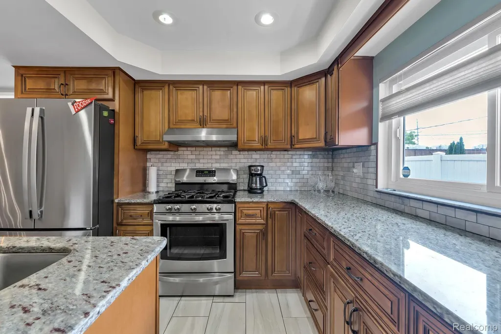 29450 Desmond Drive Warren City MI 48093