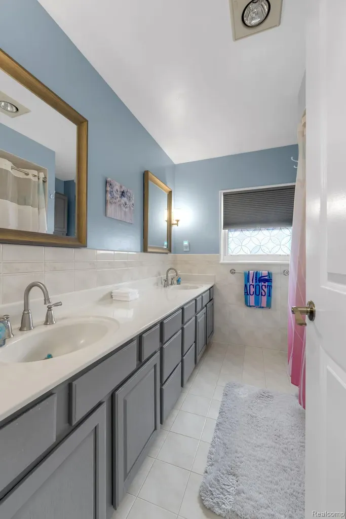 29450 Desmond Drive Warren City MI 48093
