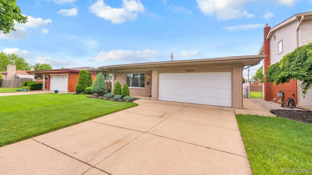 29450 Desmond Drive Warren City MI 48093