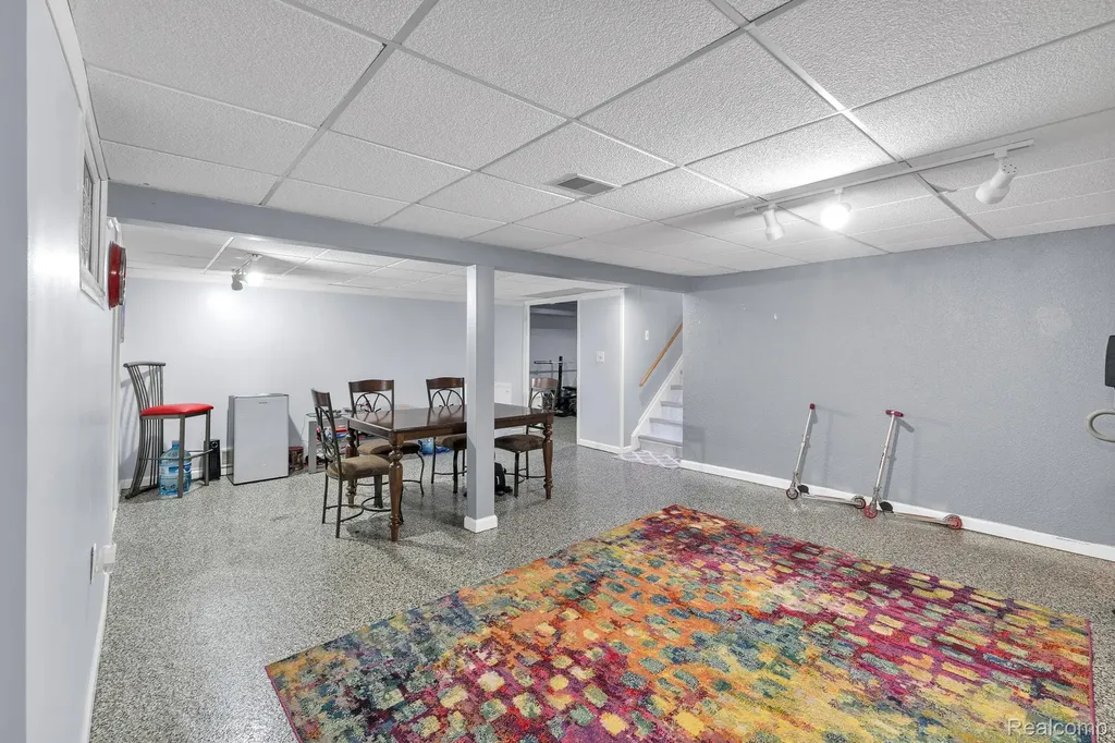 29450 Desmond Drive Warren City MI 48093