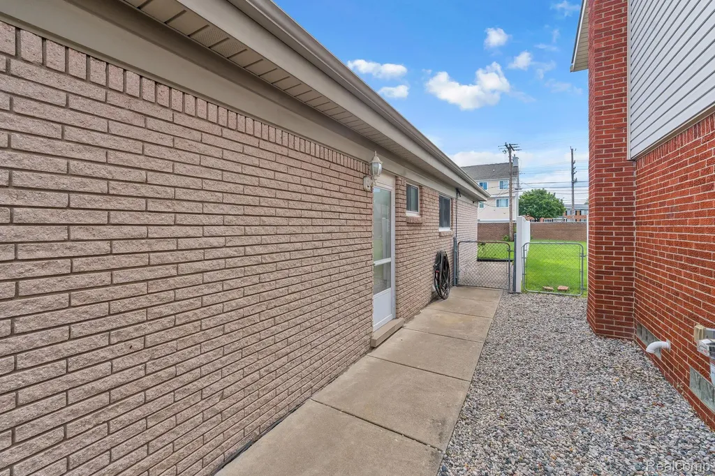 29450 Desmond Drive Warren City MI 48093