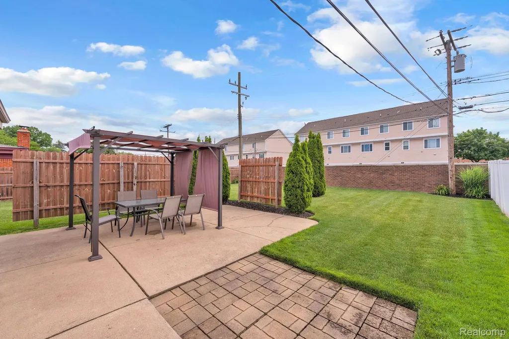 29450 Desmond Drive Warren City MI 48093