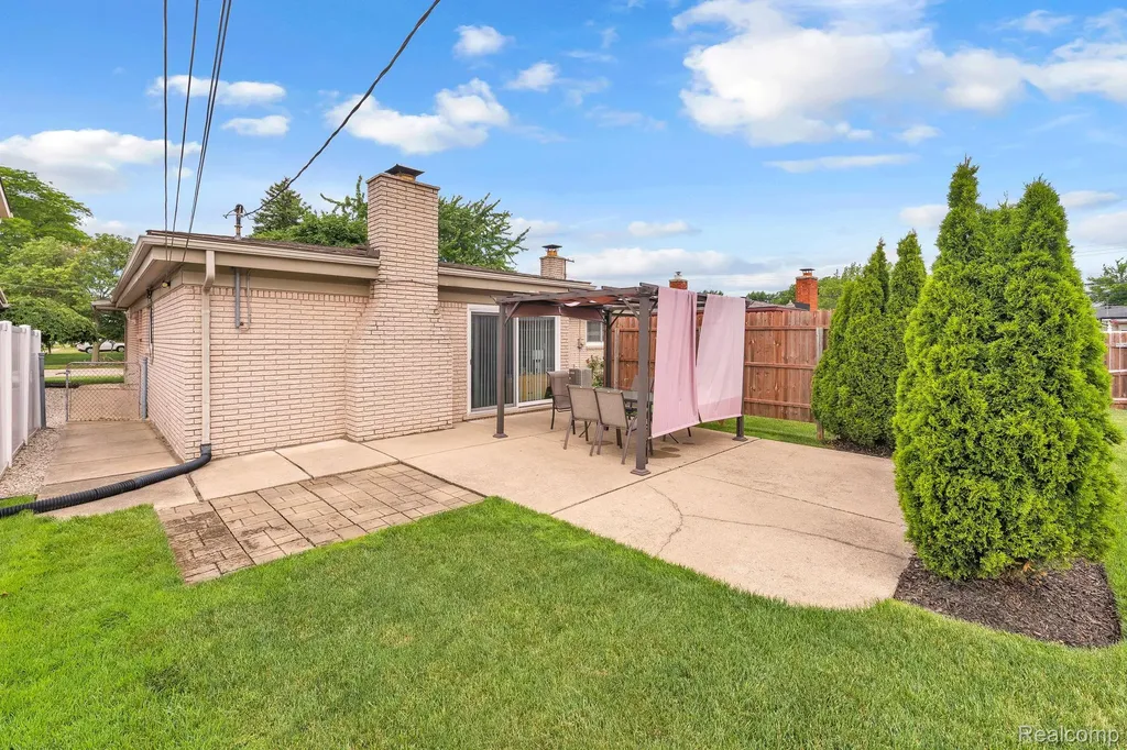 29450 Desmond Drive Warren City MI 48093