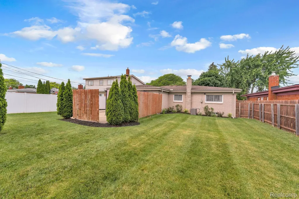 29450 Desmond Drive Warren City MI 48093