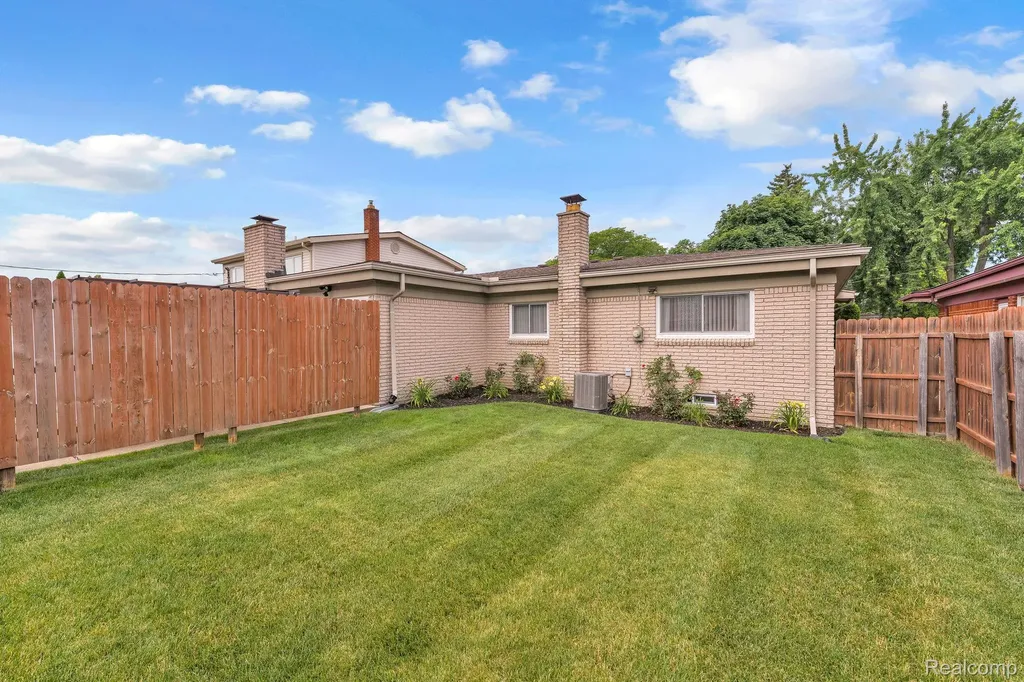 29450 Desmond Drive Warren City MI 48093
