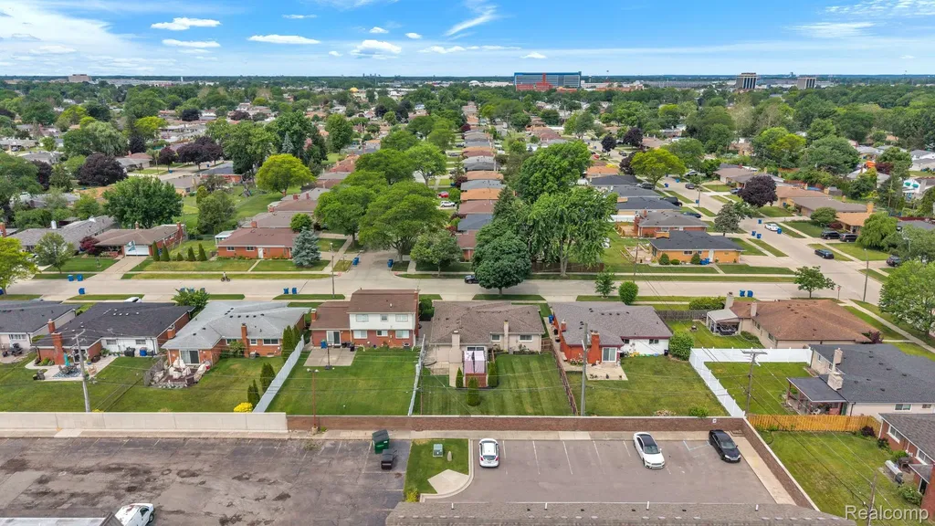 29450 Desmond Drive Warren City MI 48093