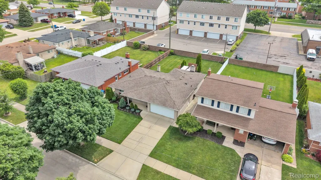 29450 Desmond Drive Warren City MI 48093