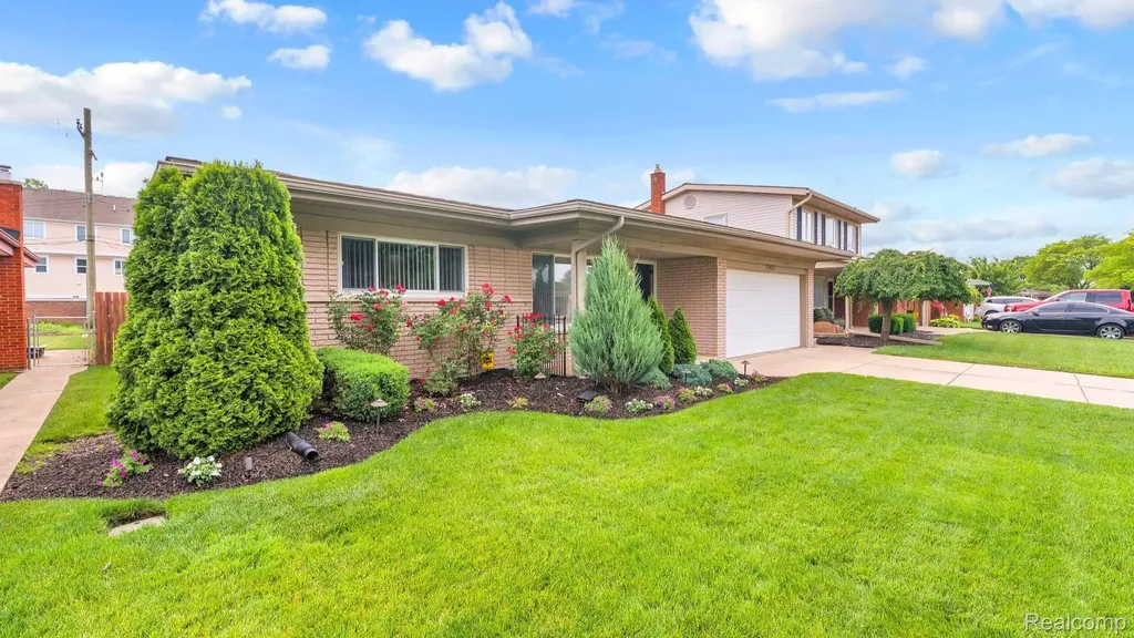 29450 Desmond Drive Warren City MI 48093