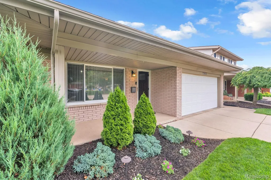29450 Desmond Drive Warren City MI 48093