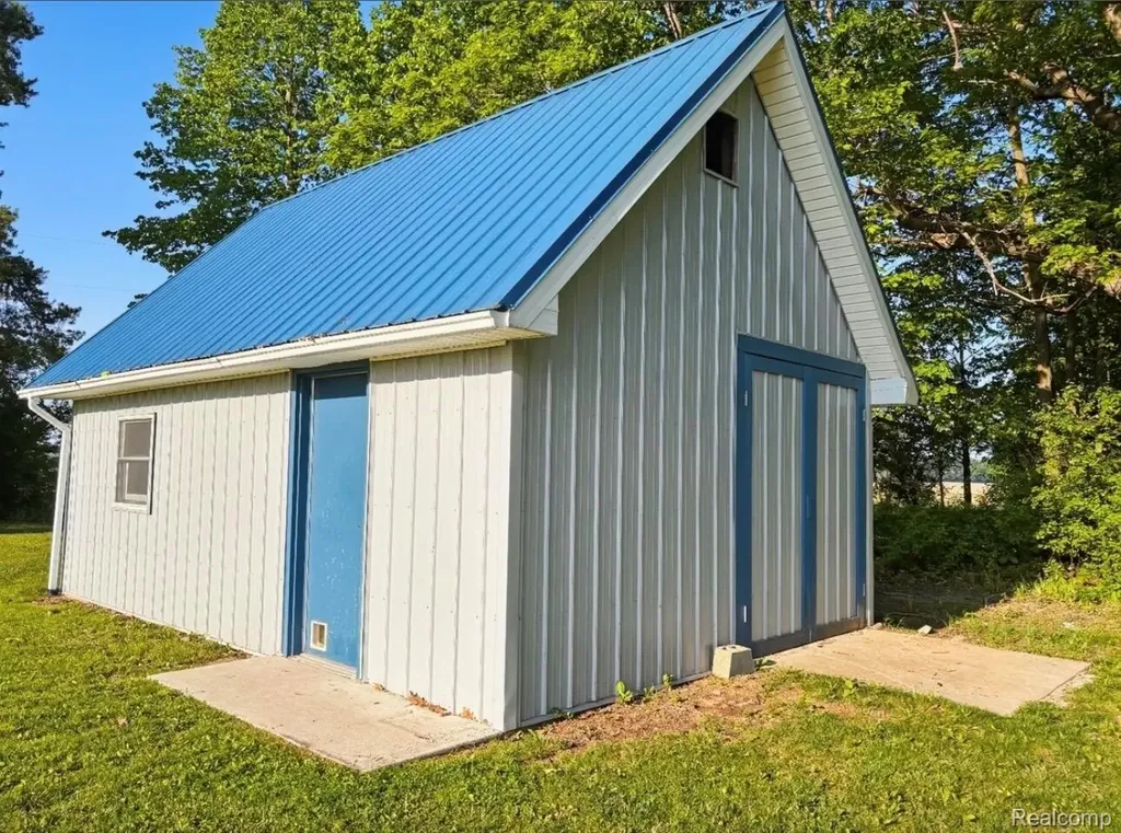 3835 N Graham Road Thomas Township MI 48623