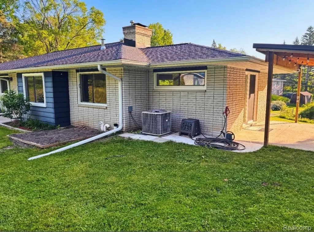 3835 N Graham Road Thomas Township MI 48623