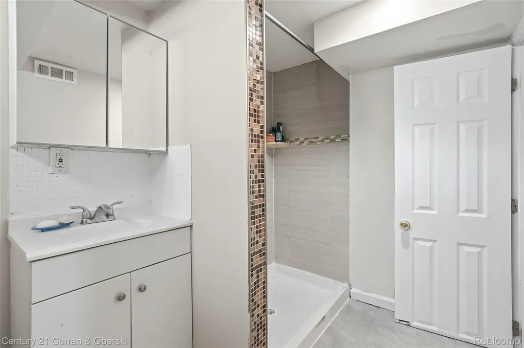 8227 Riverview Street Dearborn Heights City MI 48127