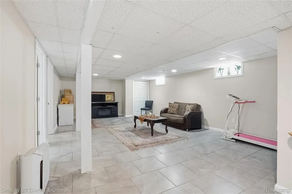 8227 Riverview Street Dearborn Heights City MI 48127