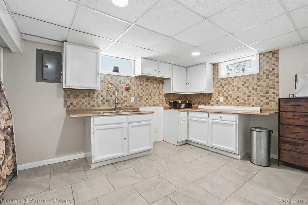 8227 Riverview Street Dearborn Heights City MI 48127