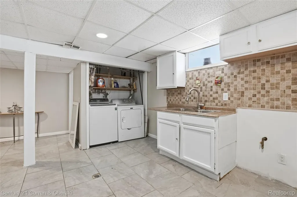 8227 Riverview Street Dearborn Heights City MI 48127