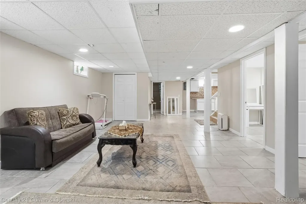 8227 Riverview Street Dearborn Heights City MI 48127