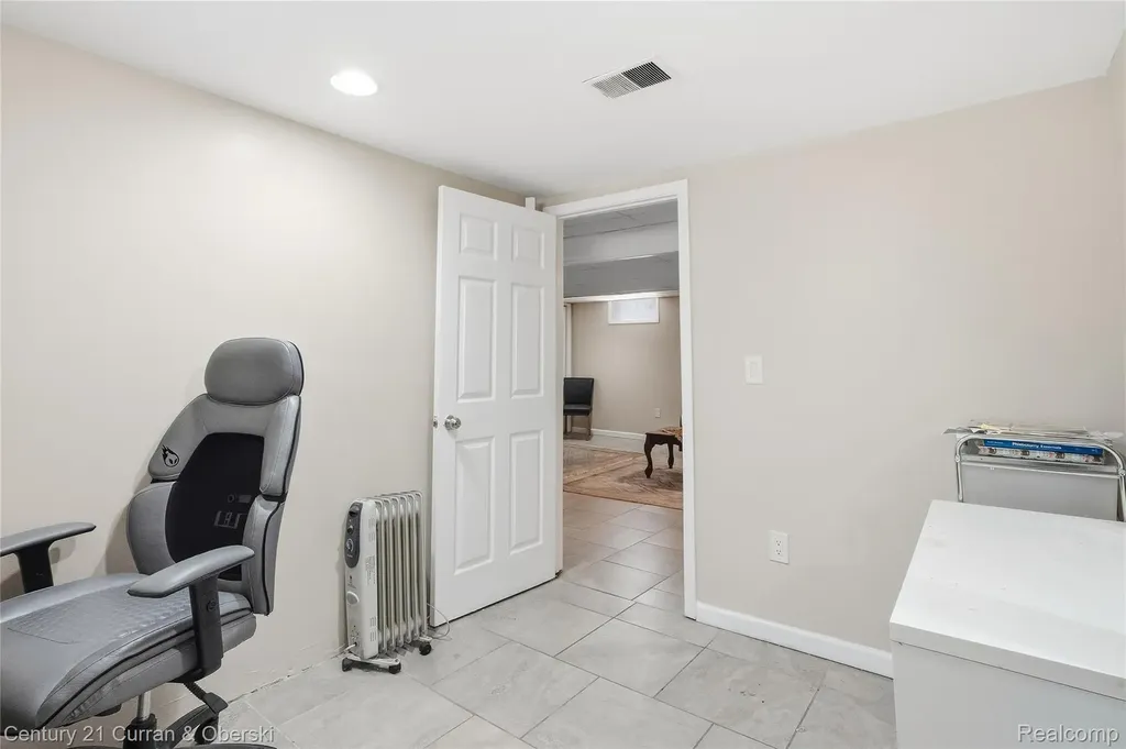 8227 Riverview Street Dearborn Heights City MI 48127