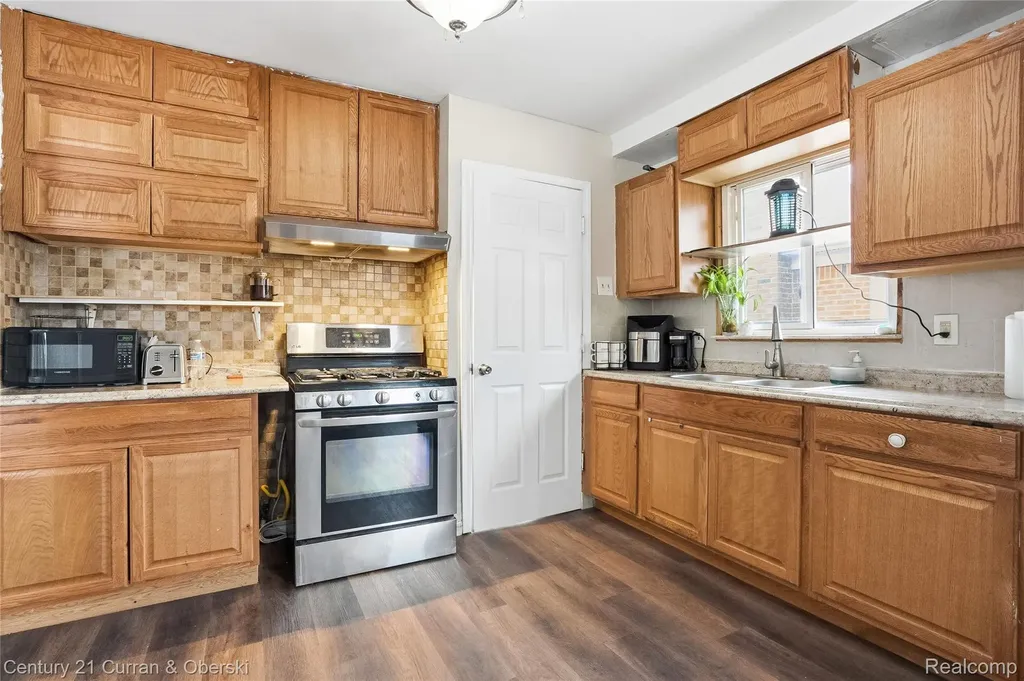 8227 Riverview Street Dearborn Heights City MI 48127