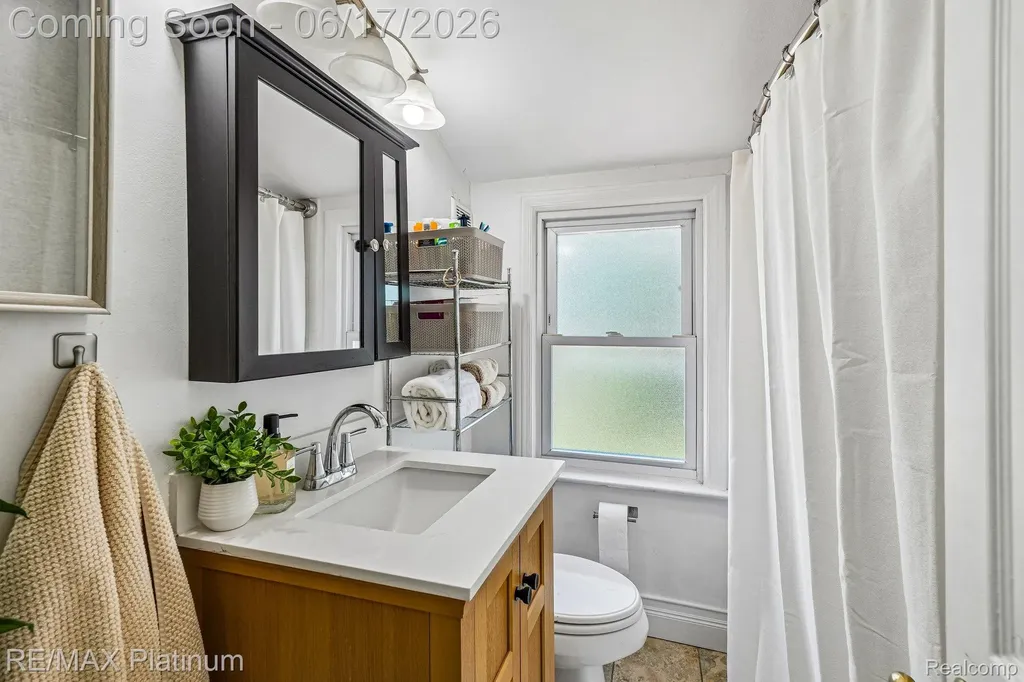 18440 Floral Street Livonia City MI 48152
