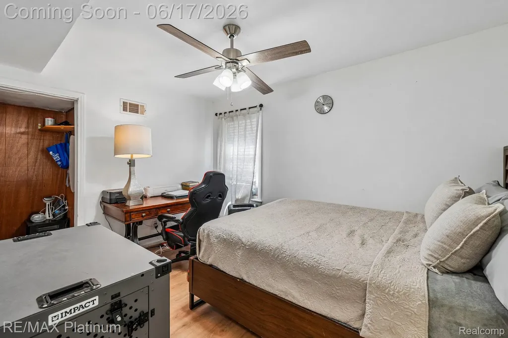 18440 Floral Street Livonia City MI 48152