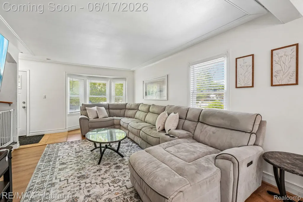 18440 Floral Street Livonia City MI 48152