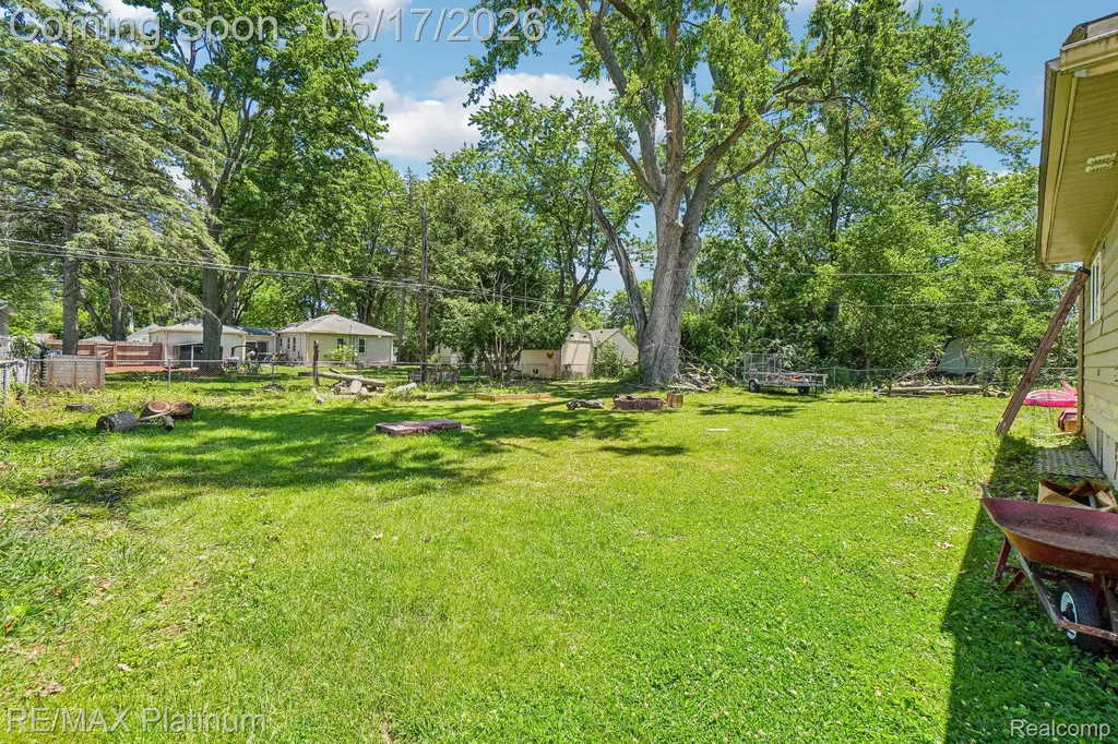 18440 Floral Street Livonia City MI 48152