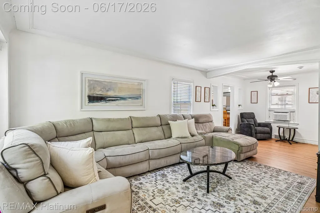 18440 Floral Street Livonia City MI 48152