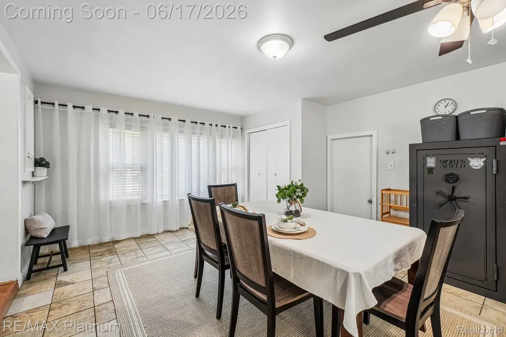 18440 Floral Street Livonia City MI 48152
