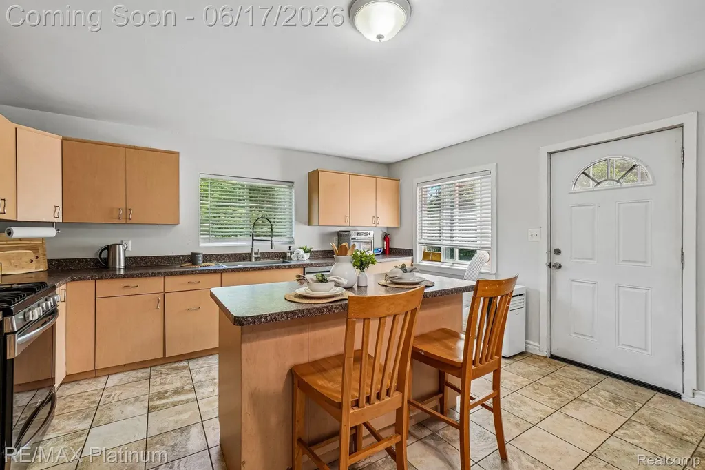 18440 Floral Street Livonia City MI 48152