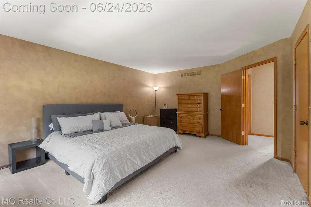 25499 Hunt Club Boulevard Farmington Hills City MI 48335
