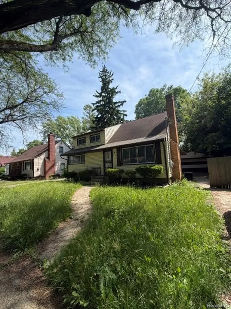 3221 Barth Street Flint City MI 48504