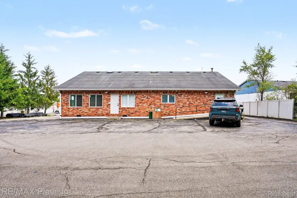 8082 W Grand River Brighton Township MI 48114