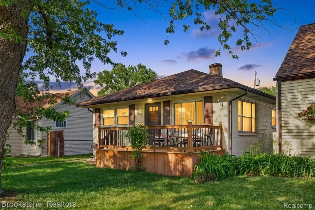 23496 Willard Avenue Warren City MI 48089