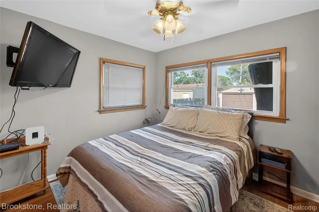 23496 Willard Avenue Warren City MI 48089