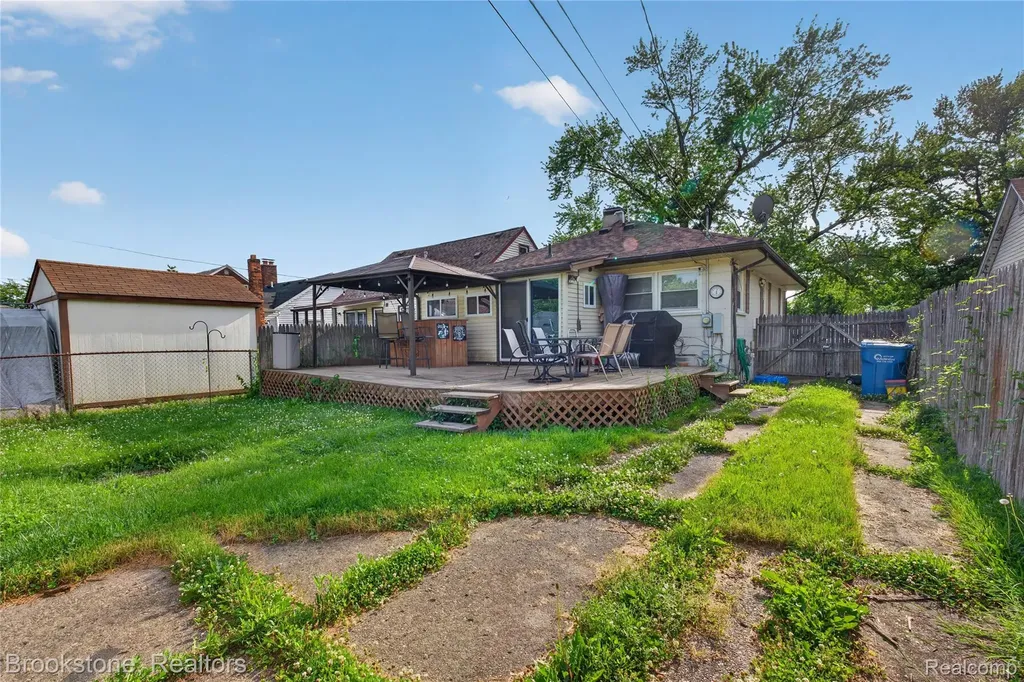 23496 Willard Avenue Warren City MI 48089