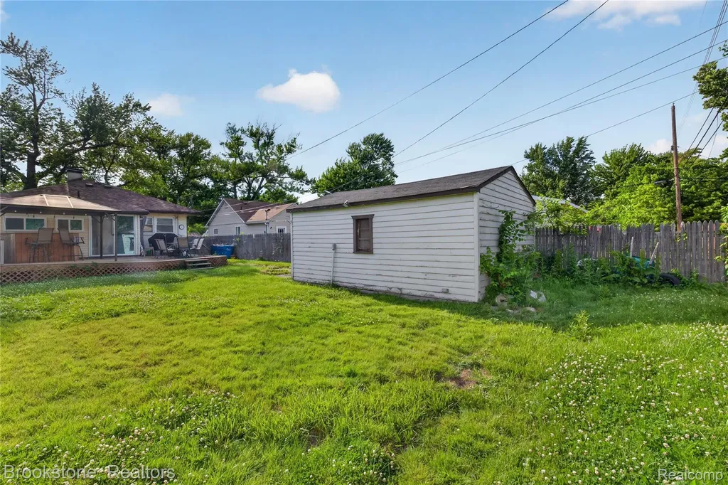 23496 Willard Avenue Warren City MI 48089
