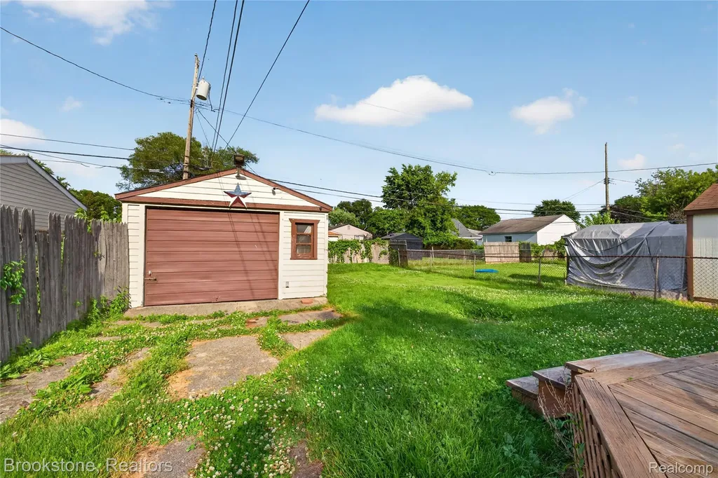 23496 Willard Avenue Warren City MI 48089