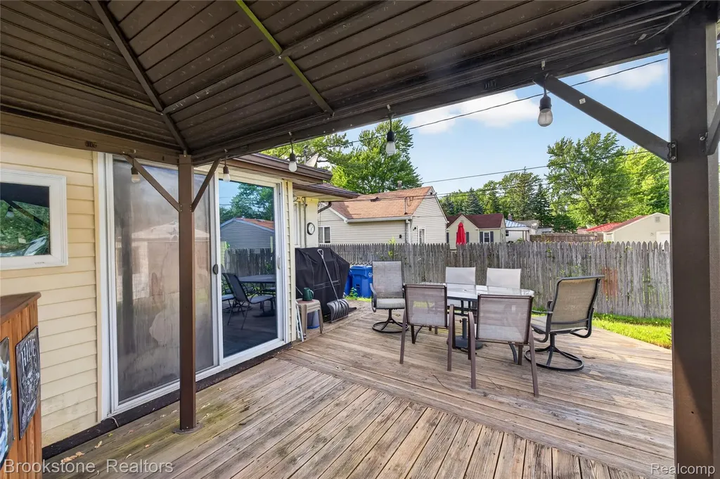 23496 Willard Avenue Warren City MI 48089