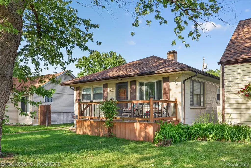 23496 Willard Avenue Warren City MI 48089