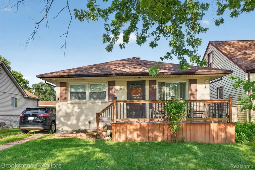23496 Willard Avenue Warren City MI 48089
