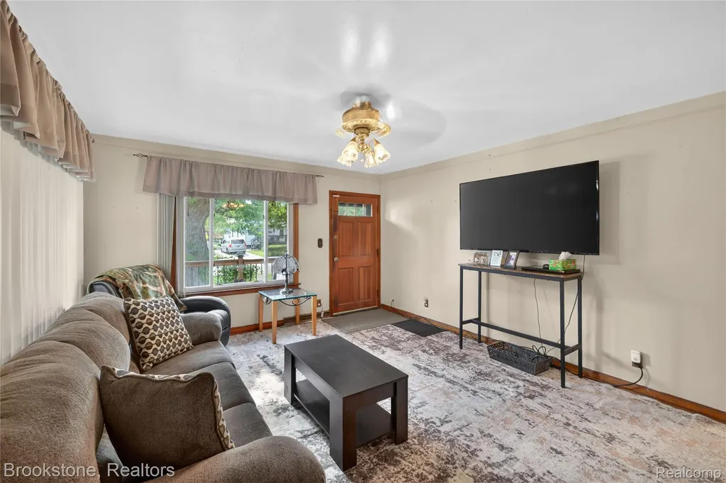23496 Willard Avenue Warren City MI 48089