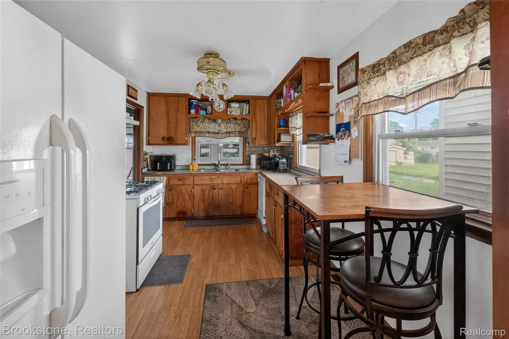 23496 Willard Avenue Warren City MI 48089