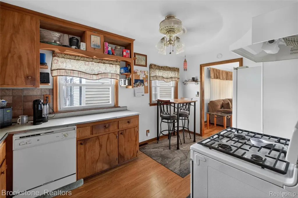 23496 Willard Avenue Warren City MI 48089