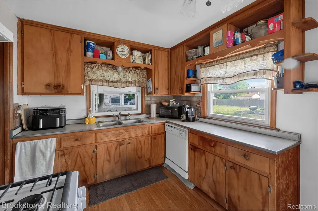 23496 Willard Avenue Warren City MI 48089