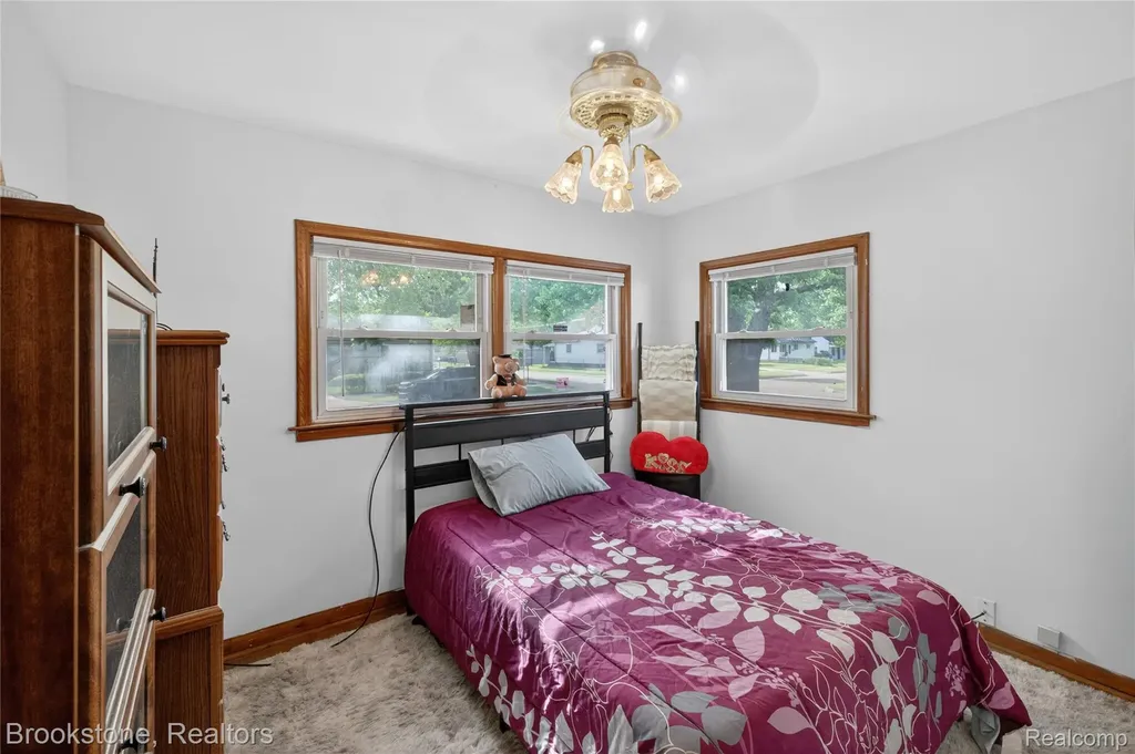 23496 Willard Avenue Warren City MI 48089